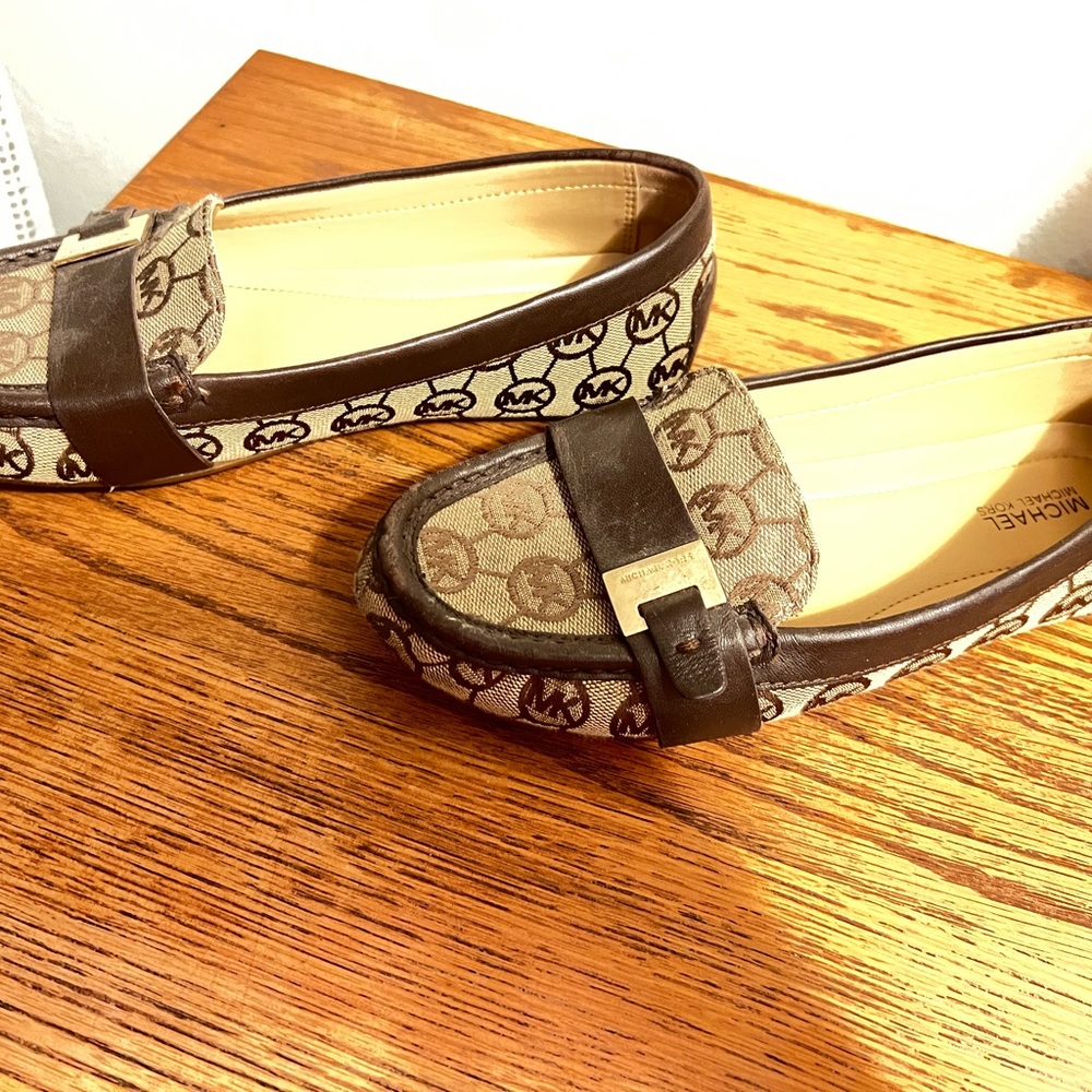 Michael Kors signature flats.  Very comfortable!